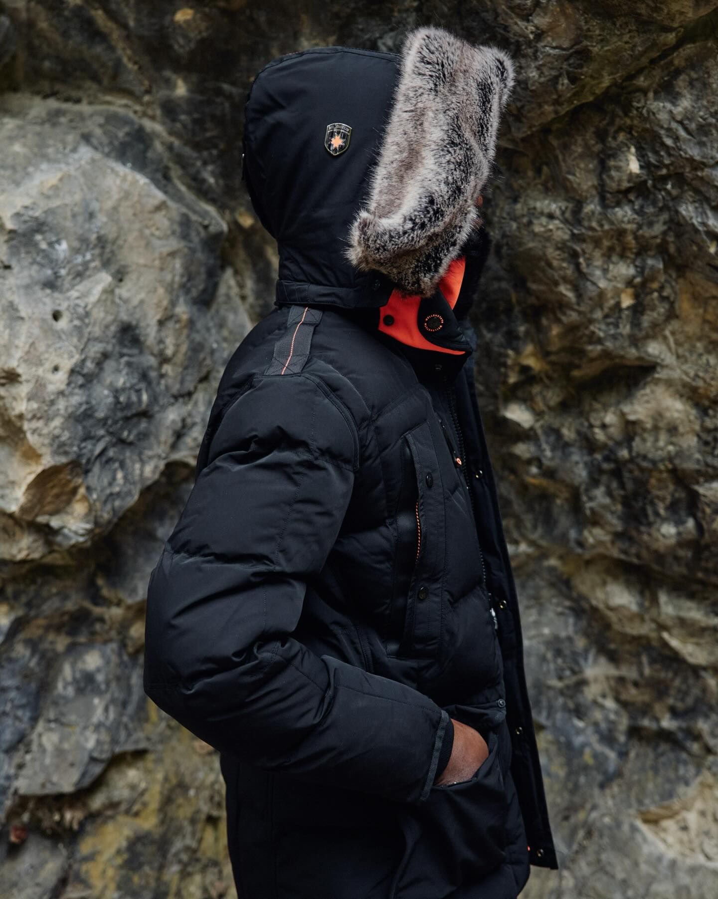 Marvellous💥 Neuvěřitelně hřejivá a prémiová v každém detailu. Odnímatelná, nastavitelná kapuce, vnitřní límec s lemem a neonově oranžové detaily z ní dělají skutečně výjimečný kousek. Pět prostorných náprsních kapes a pohodlné boční kapsy zajišťují maximální funkčnost. Najdete ji v naší značkové prodejně nebo na wellensteyn.cz. #wellensteyn #wellensteyncesko #móda #oblečení #outfit #fashion #dámskámóda #pánskámóda #novásezóna #novákolekce #zimnímóda #zimníbunda #winterjacket