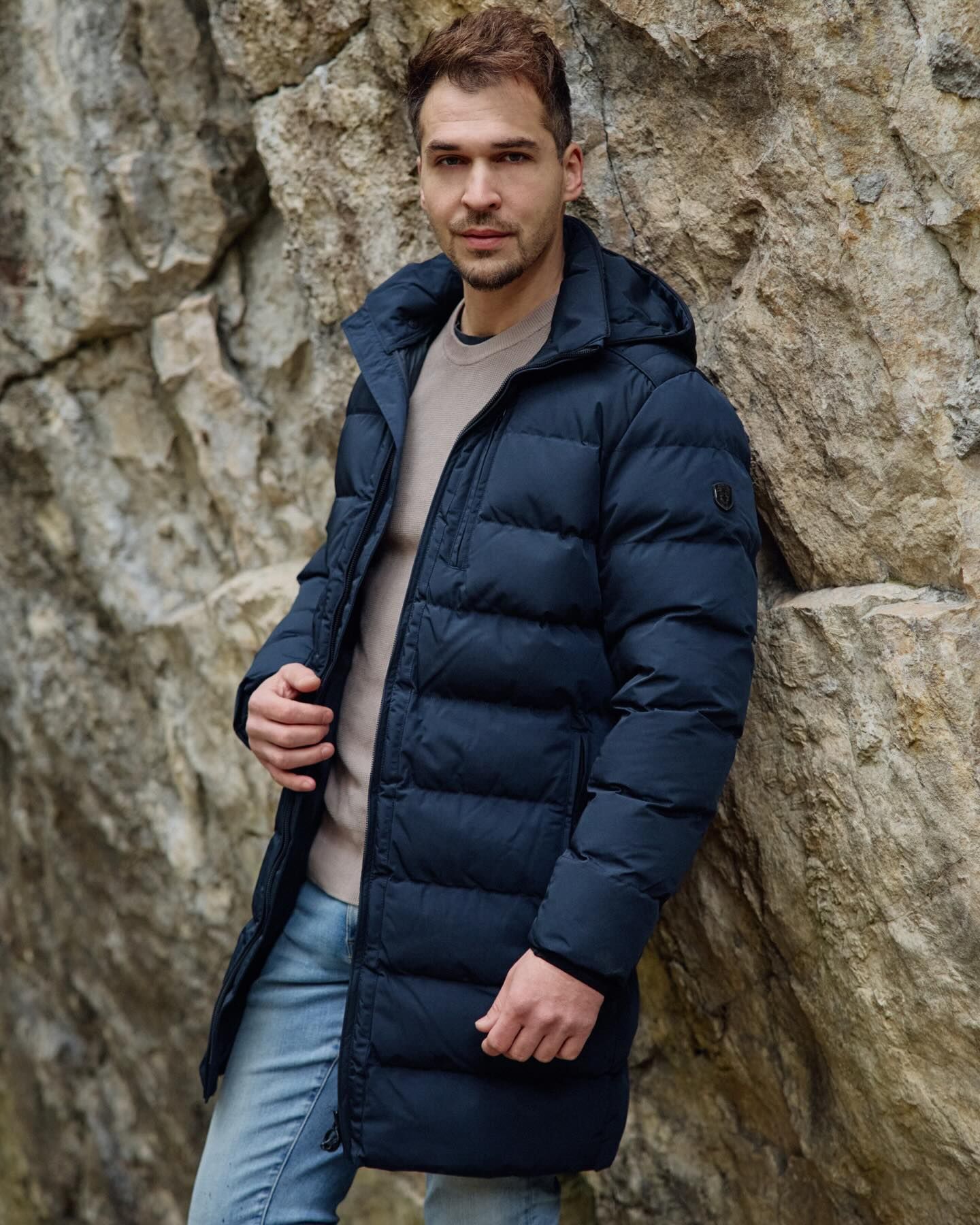 Dlouhý střih, lehký pocit, spolehlivé teplo. Blackjack Men Long je navržen pro zimní komfort s vodoodpudivou úpravou, prodyšným prošíváním a praktickými detaily, jako je dvoucestný zip a vnitřní kapsa.